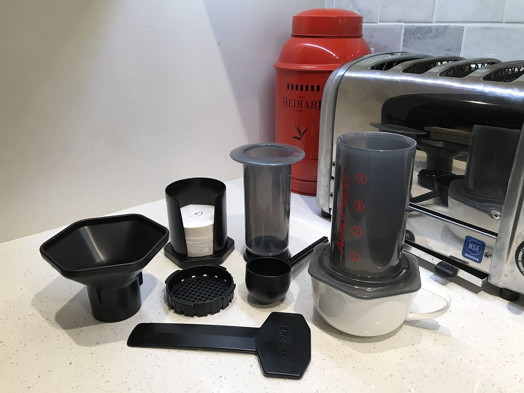 Aeropress desmontada mostrando sus piezas sobre una encimera de cocina