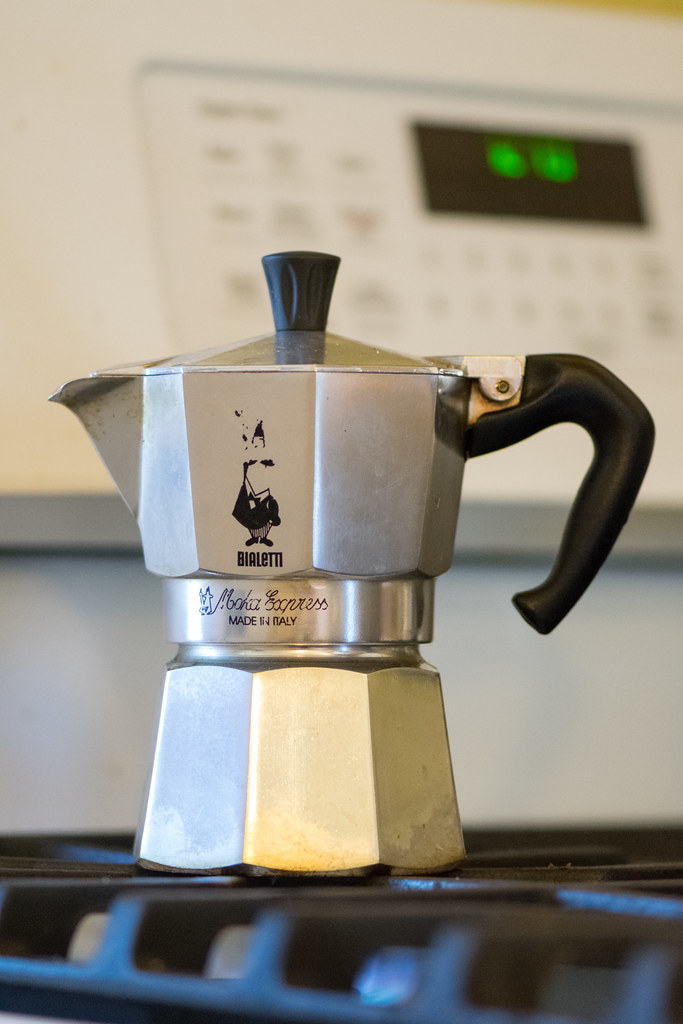 Cafetera moka italiana clásica sobre el fuego de una cocina